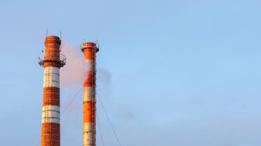 Kazan dairesinin bacası gökyüzüne karşı tütüyor. Ekoloji