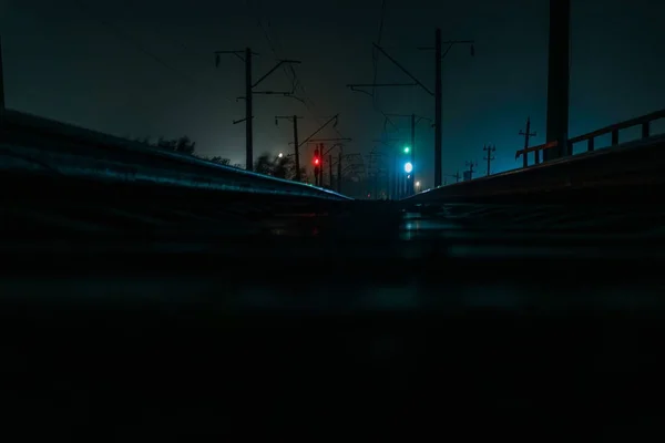 Töm Järnvägen Natten Röda Och Gröna Trafikljus Stark Vind Skakar — Stockfoto