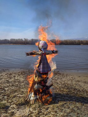 Azov, Rusya - 14 Mart 2021: Shrovetide 'in son gününde heykel yakma. Rus Maslenitsa Festivali ya da Krep Haftası