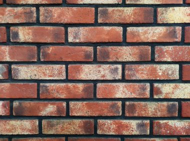 Restorasyondan sonra eski ve güzel bir tuğla duvar. Tuğlalar arasında koyu beton