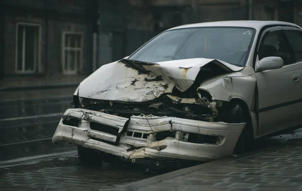 Autounfall Auf Der Straße Ein Nach Einem Schweren Unfall Beschädigtes — Stockfoto