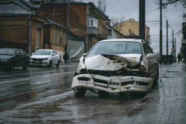 Автокатастрофа Улице Автомобиль Поврежденный После Тяжелой Аварии Стоит Городской Улице — стоковое фото