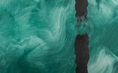 Yeşil boyalı ve siyah çizgili bir duvarın arka plan dokusu. Dokulu fırça darbeleri. İnce, düzensiz çizgileri olan bir duvar..