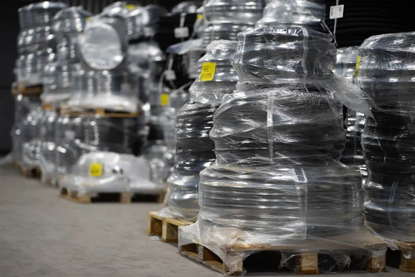 Tubos Plástico Preto Envolto Papel Alumínio Uma Palete Armazém Embalagem — Fotografia de Stock