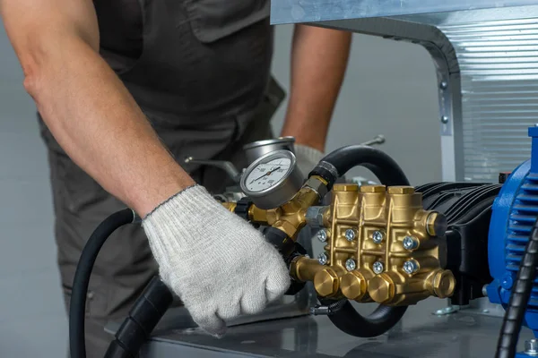 Hand Van Een Man Een Witte Handschoen Zet Een Set — Stockfoto