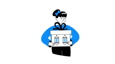 Elinde hediye kutusu olan bir kız, bayram hediyesinin animasyon resimlerini gösteriyor.