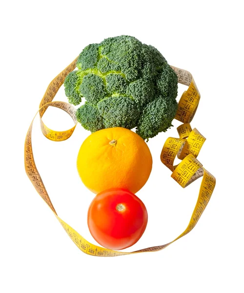 Sağlıklı beslenme ve kilo kaybı kavramı - domates, portakal, brokoli ve ölçüm bandı izole — Stok fotoğraf