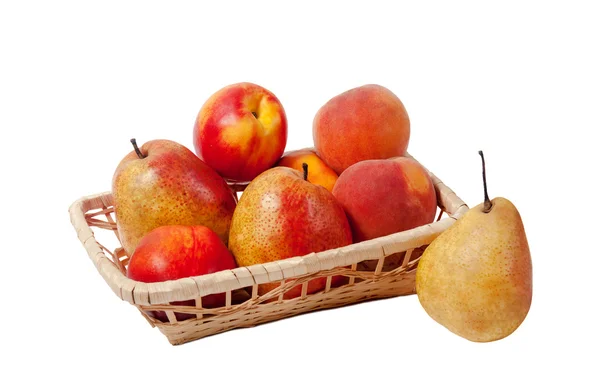 Frutos en una cesta aislada sobre fondo blanco — Foto de Stock