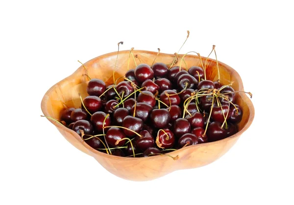 Bayas de cereza en cuenco de madera aisladas sobre fondo blanco — Foto de Stock