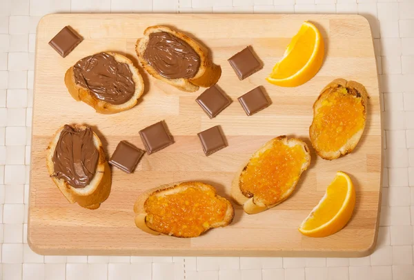 Toasty s džemem a lískových spread — Stock fotografie