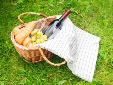 Sepet piknik şarap, kruvasan, üzüm ve piknik battaniye ile için