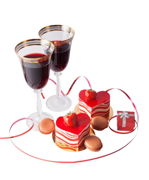 Glazen rode wijn, luxe-geschenketui en hart vorm taart geïsoleerd — Stockfoto