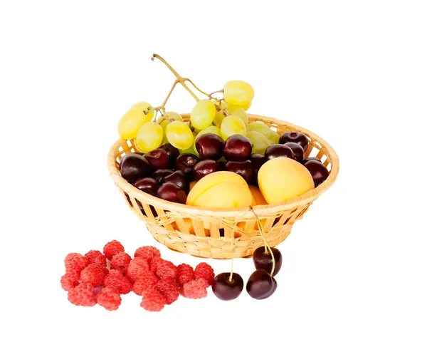 Frutas de verão brilhantes em cesta isolada em branco — Fotografia de Stock