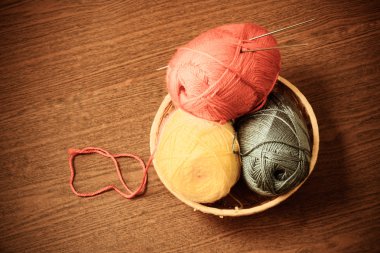 Skeins bir sepet örgü iğne ve iplik. Vintage tarzı