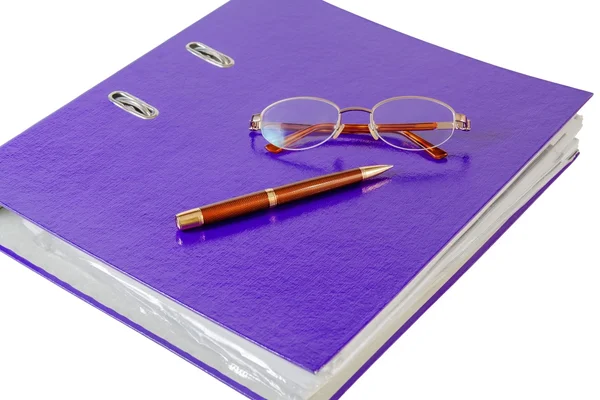 Violet mapp med glasögon och penna på vit bakgrund — Stockfoto