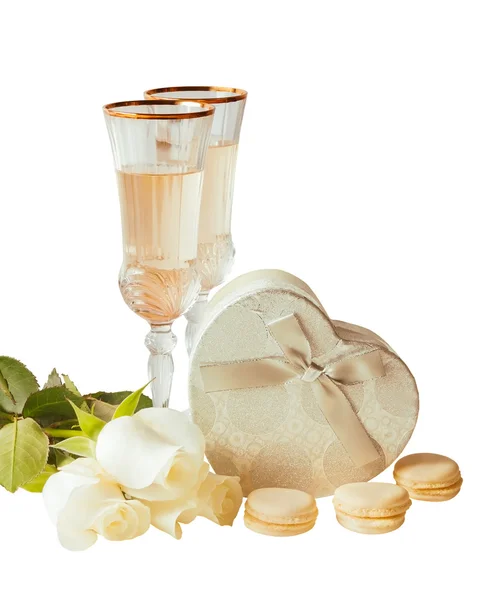 Szklanki białego wina, róże białe i srebrne pudełko na białym tle — Zdjęcie stockowe