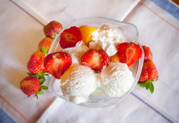 Παγωτό παγωτό με φρέσκες φράουλες — Φωτογραφία Αρχείου