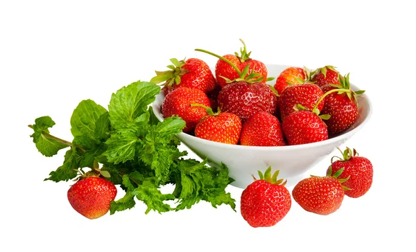 Fresas maduras en tazón y hojas de menta aisladas en blanco —  Fotos de Stock