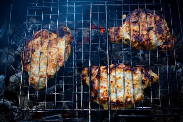 Schweinefleisch mit Sauce auf dem Grill für das sommerliche Familienessen gekocht — Stockfoto