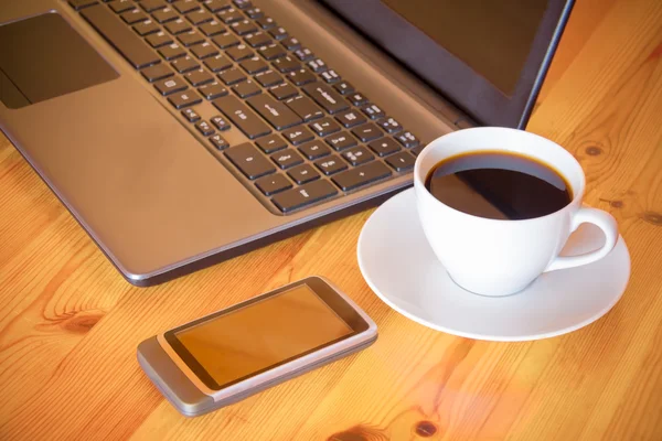 Smartphone, laptop and coffee cup on wooden table. Selective focus — Stock Photo, Image