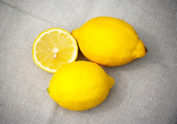 Limoni freschi su una tovaglia . Immagini Stock Royalty Free