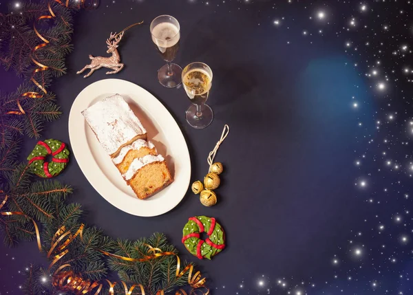 Kerst Taart Met Gekonfijte Vruchten Raison Peperkoek Koekjes Vorm Van — Stockfoto