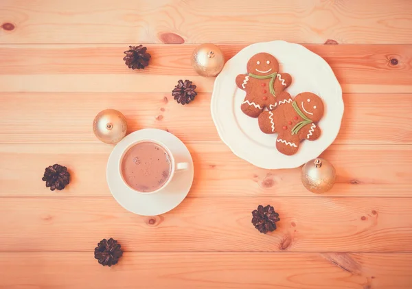 Hombres Jengibre Navidad Taza Chocolate Caliente Casero Mesa Madera Vista —  Fotos de Stock