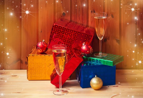 Sklenice Šampaňského Vánoční Míče Barevné Vánoční Dárky Dřevěném Stole — Stock fotografie