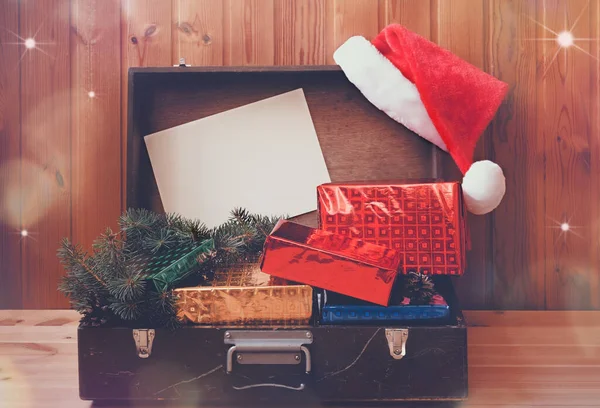 Vintage Dřevěný Kufřík Vánočními Dárky Nadýchaným Kloboukem Prázdnou Kartou Text — Stock fotografie