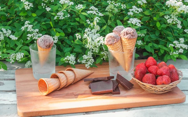 Cônes Gaufres Avec Crème Glacée Chocolat Dans Des Verres Comme — Photo