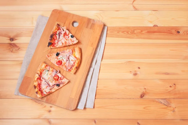 Trozos Deliciosa Pizza Mariscos Sobre Tabla Cortar Mesa Madera Vista — Foto de Stock