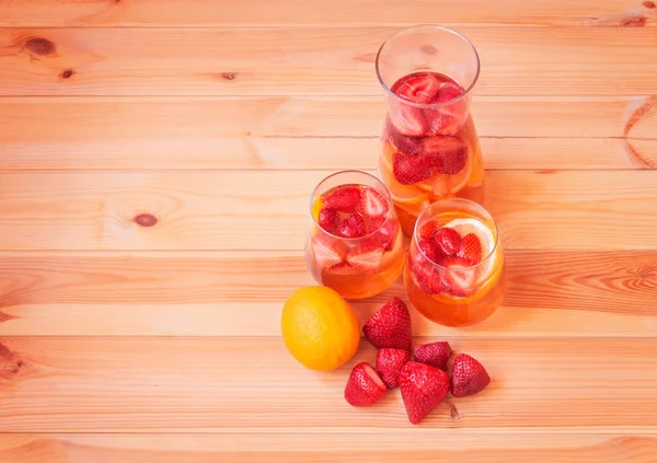 레모네이드에 딸기와 레몬이 가전제품 레모네이드가 — 스톡 사진