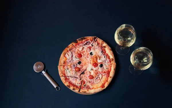 Delicious Seafood Pizza Pizza Cutter Glasses White Wine Dark Background — Foto de Stock