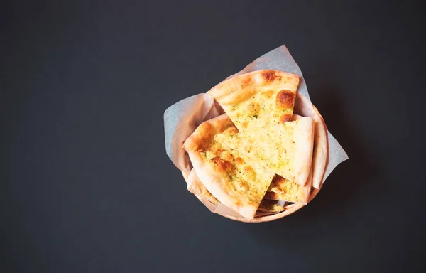 Tarwe Focaccia Brood Met Aromatische Pesto Saus Rieten Mandje Donkere — Stockfoto