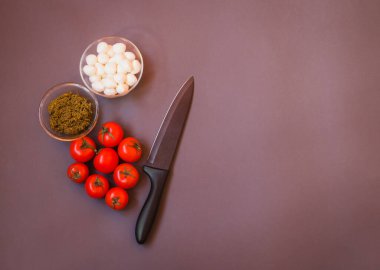 Gri arka planda Caprese salatası yapmak için domates, pesto sosu ve mozzarella peyniri. Üst görünüm, alanı kopyala.