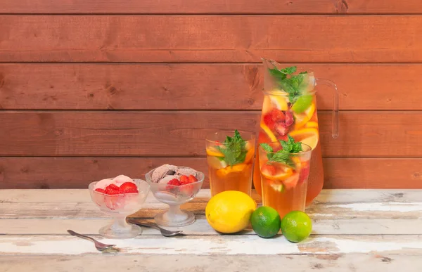 Limonada Verão Fria Com Limão Morango Limão Taças Vidro Com — Fotografia de Stock