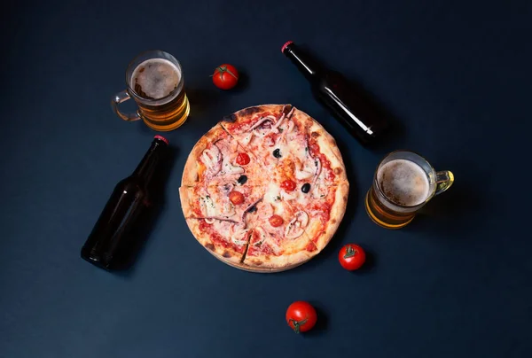 Deliciosa Pizza Mariscos Botellas Cerveza Tazas Cerveza Sobre Fondo Oscuro — Foto de Stock