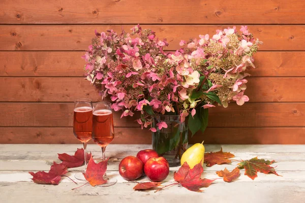 Fleurs Hortensia Rose Décolorées Automnales Dans Vase Verre Verres Champagne — Photo