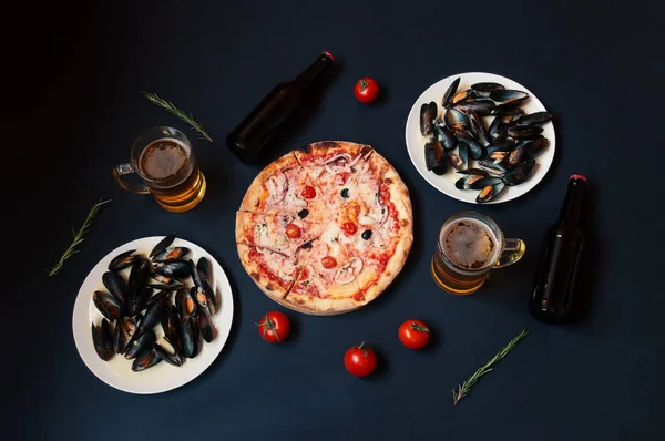 Pizza Mariscos Platos Con Mejillones Botellas Cerveza Jarras Cerveza Sobre — Foto de Stock