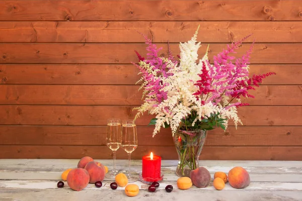 Branco Vermelho Rosa Belas Flores Astilbe Vaso Vidro Vela Ardente — Fotografia de Stock