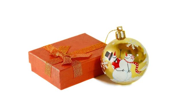Rote Schachtel mit Schleife und Weihnachtskugel — Stockfoto