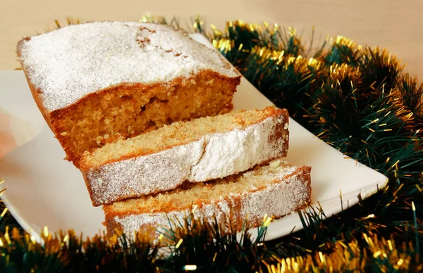 Pastel de Navidad con azúcar en polvo en plato blanco —  Fotos de Stock