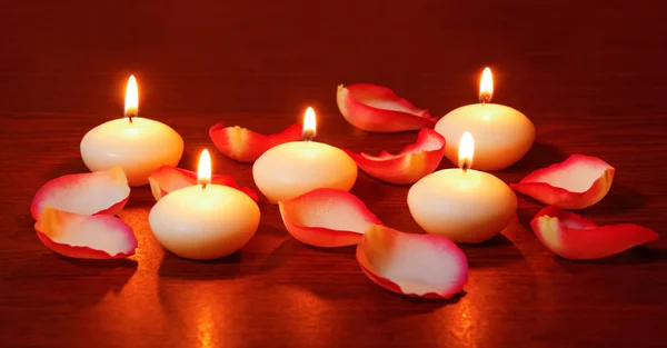 yaprakları gül ve mumlar