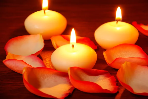 Petals of roses and candles — Stock Photo, Image