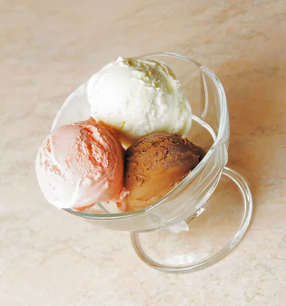 Trois boules de chocolat, fraise et glace à la vanille en g — Photo