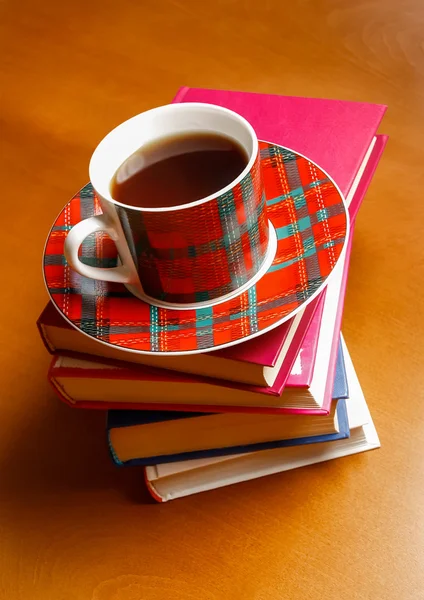 Xícara de chá e pilha de livros — Fotografia de Stock