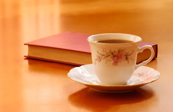 Чашка чая и книга — стоковое фото