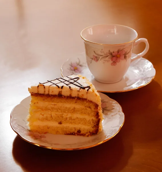 Pedazo de pastel y taza de té, enfoque selectivo — Foto de Stock