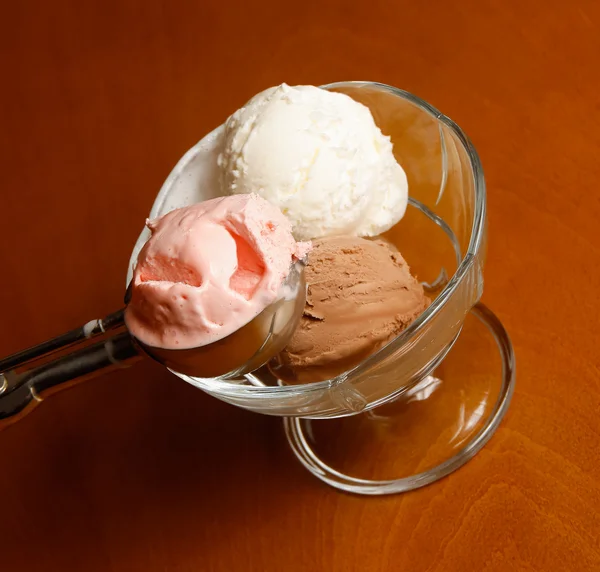 Três colheres de chocolate, morango e sorvete de baunilha em g — Fotografia de Stock