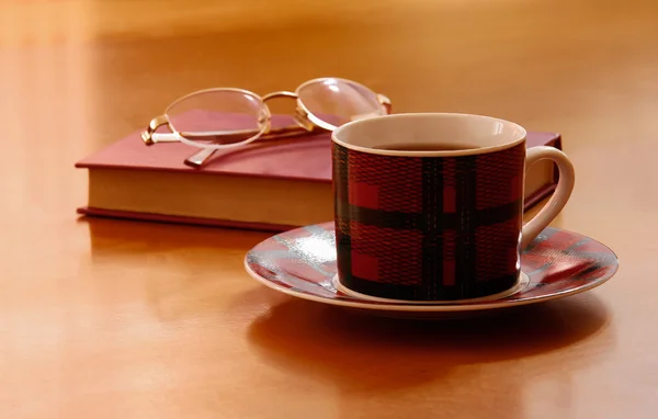 Libro, vasos y té sobre fondo de madera — Foto de Stock